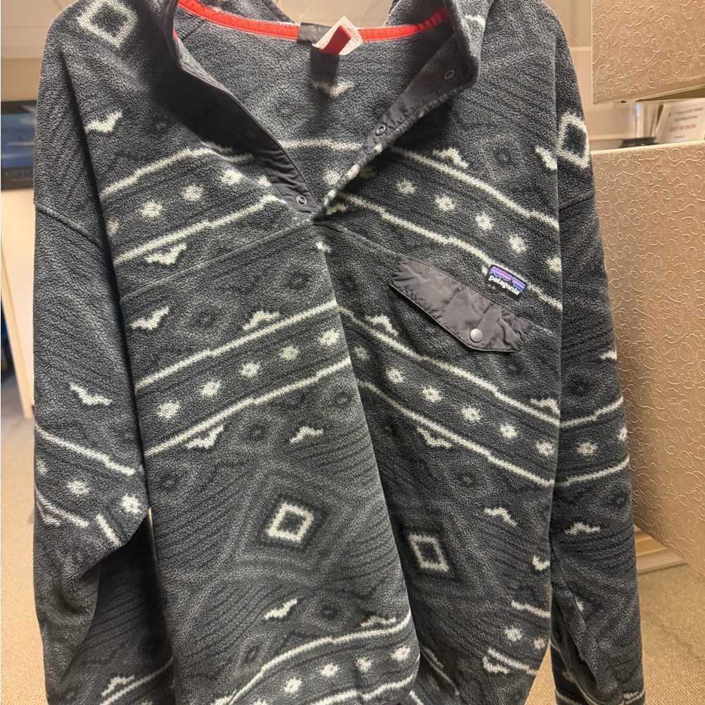 Patagonia Men's Black,  Gray, and White, Snap T Pullover!!